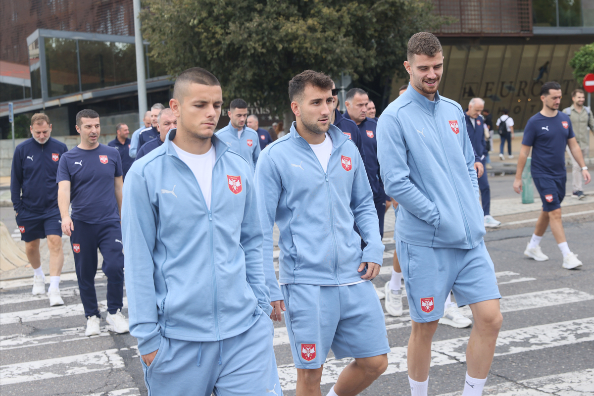 DEJAN JOVELJIC, ALEKSANDAR CIRKOVIC, VELJKO ILIC golman fudbaler reprezentacije Srbije setnjja pred utakmicu UEFA Lige nacija protiv Spanije, Kordoba 15.10.2024. godine Foto: Marko Metlas Fudbal, Reprezentacija, Srbija, Spanija, UEFA Liga nacija