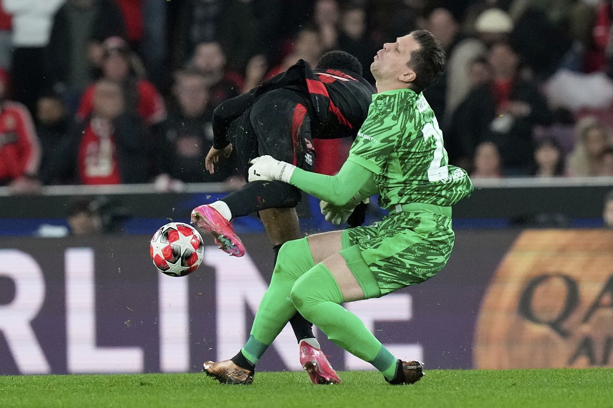 Barcelona's Alejandro Balde collides with Barcelona's goalkeeper Wojciech Szczęsny during a Champions League opening phase soccer match between SL Benfica and FC Barcelona at the Luz stadium in Lisbon, Tuesday, Jan. 21, 2025. (AP Photo/Armando Franca)