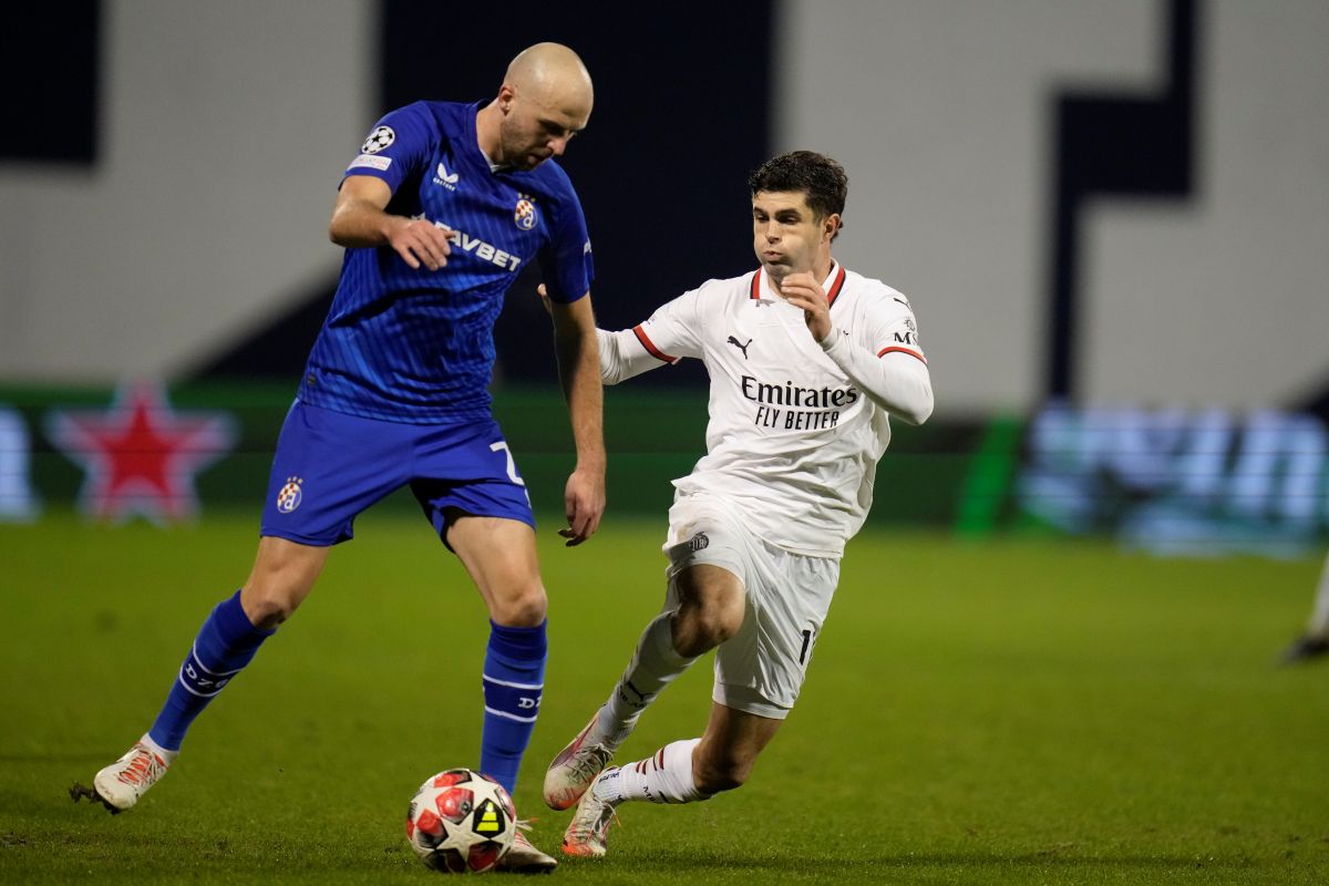 Dinamo's Josip Misic, left, and AC Milan's Christian Pulisic vie for the ball during a Champions League soccer match between Dinamo Zagreb and AC Milan at Maksimir stadium in Zagreb, Croatia, Wednesday, Jan. 29, 2025. (AP Photo/Darko Bandic)