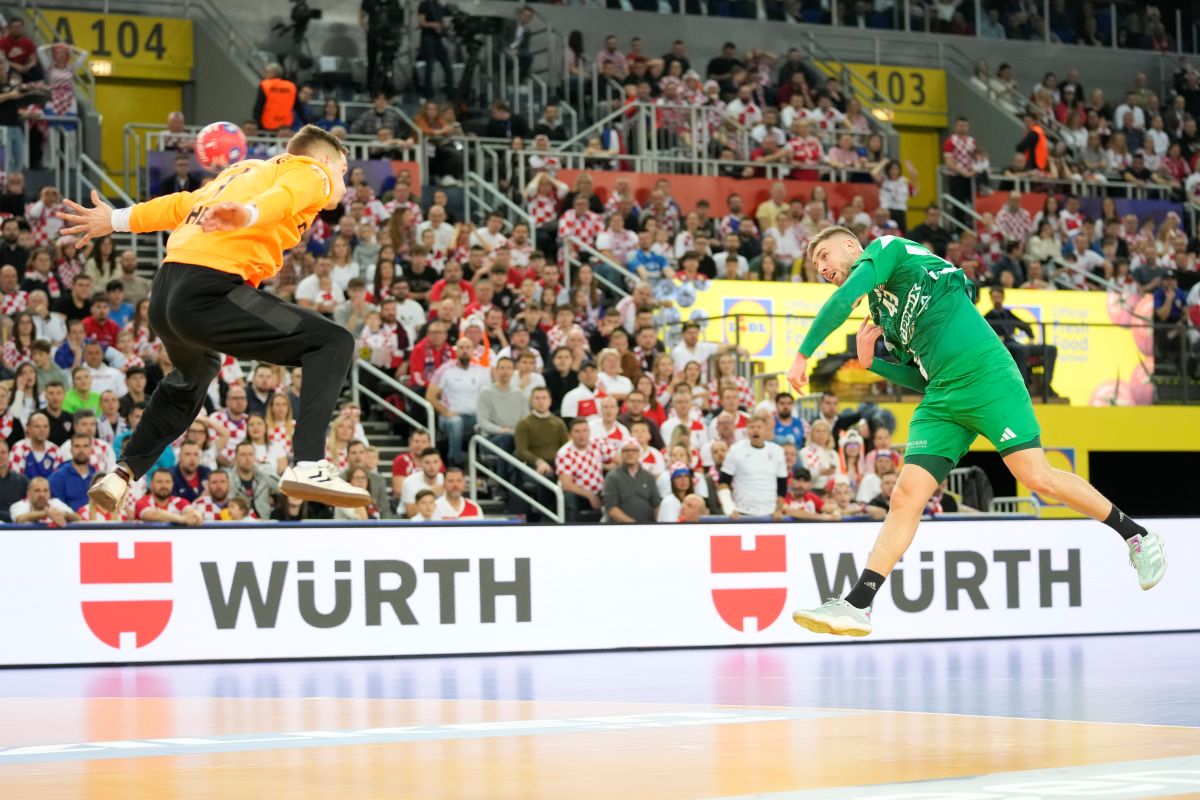 Hungary's Zoran Ilic, right, scores a goal during the quarterfinal match between Croatia and Hungary at the Handball Men's World Championships in Zagreb, Croatia, Tuesday, Jan. 28, 2025. (AP Photo/Darko Bandic)