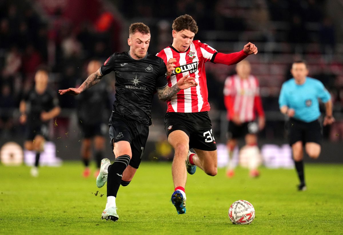 Swansea City's Josh Tymon, left and Southampton's Tyler Dibling battle for the ball, during the English FA Cup third round soccer match between Southampton and Swansea City, at St Mary's Stadium, in Southampton, England, Sunday, Jan. 12, 2025. (John Walton/PA via AP)