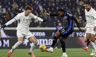 Atalanta's Ademola Lookman scores during the Italian Serie A soccer match between Atalanta and Napoli at the Gewiss Stadium in Bergamo, Italy, Saturday, Jan. 18, 2025. (Stefano Nicoli/LaPresse via AP)