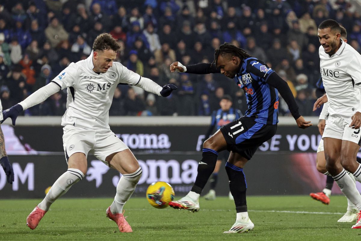 Atalanta's Ademola Lookman scores during the Italian Serie A soccer match between Atalanta and Napoli at the Gewiss Stadium in Bergamo, Italy, Saturday, Jan. 18, 2025. (Stefano Nicoli/LaPresse via AP)