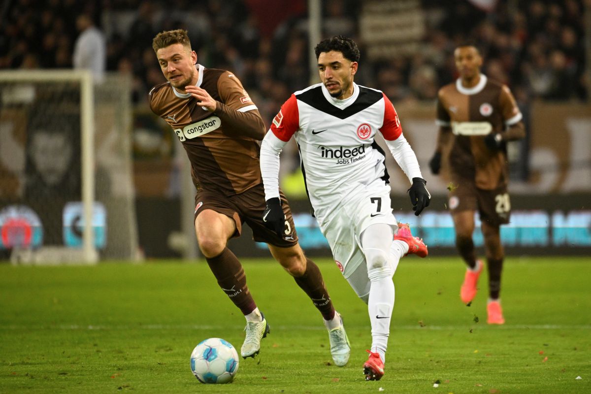 t. Pauli's Hauke Wahl, left and Frankfurt's Omar Marmoush vie for the ball, during the German Bundesliga soccer match between FC St. Pauli and Eintracht Frankfurt, in Hamburg, Germany, Saturday, Jan. 11, 2025. (Gregor Fischer/dpa via AP)