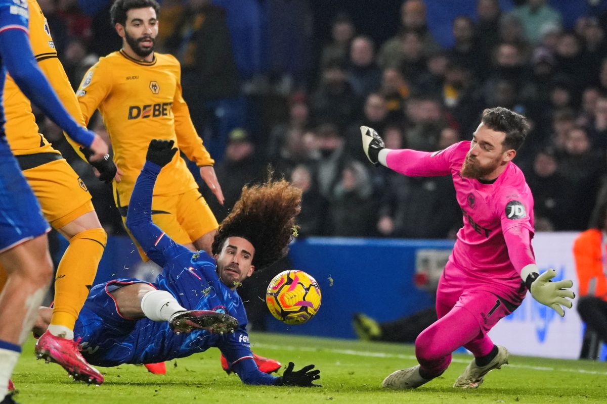 Chelsea's Marc Cucurella, left, scores his side's second goal during the English Premier League soccer match between Chelsea and Wolverhampton at Stamford Bridge stadium in London, Monday, Jan. 20, 2025. (AP Photo/Kin Cheung)