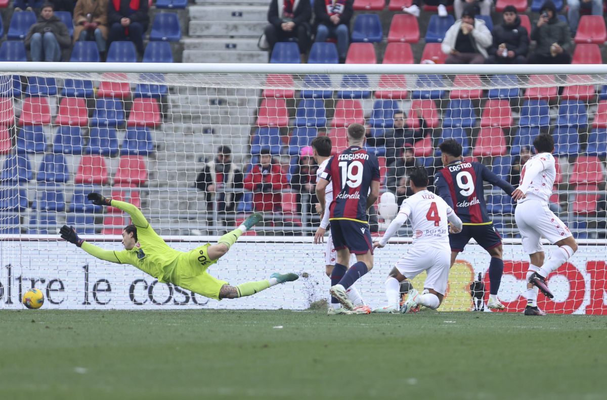 Bologna's Santiago Castro, number 9, scores during the Italian Serie A soccer match between Bologna and Monza, at the Renato Dall'Ara Stadium in Bologna, Italy, Saturday, Jan. 18, 2025. (Massimo Paolone /LaPresse via AP)