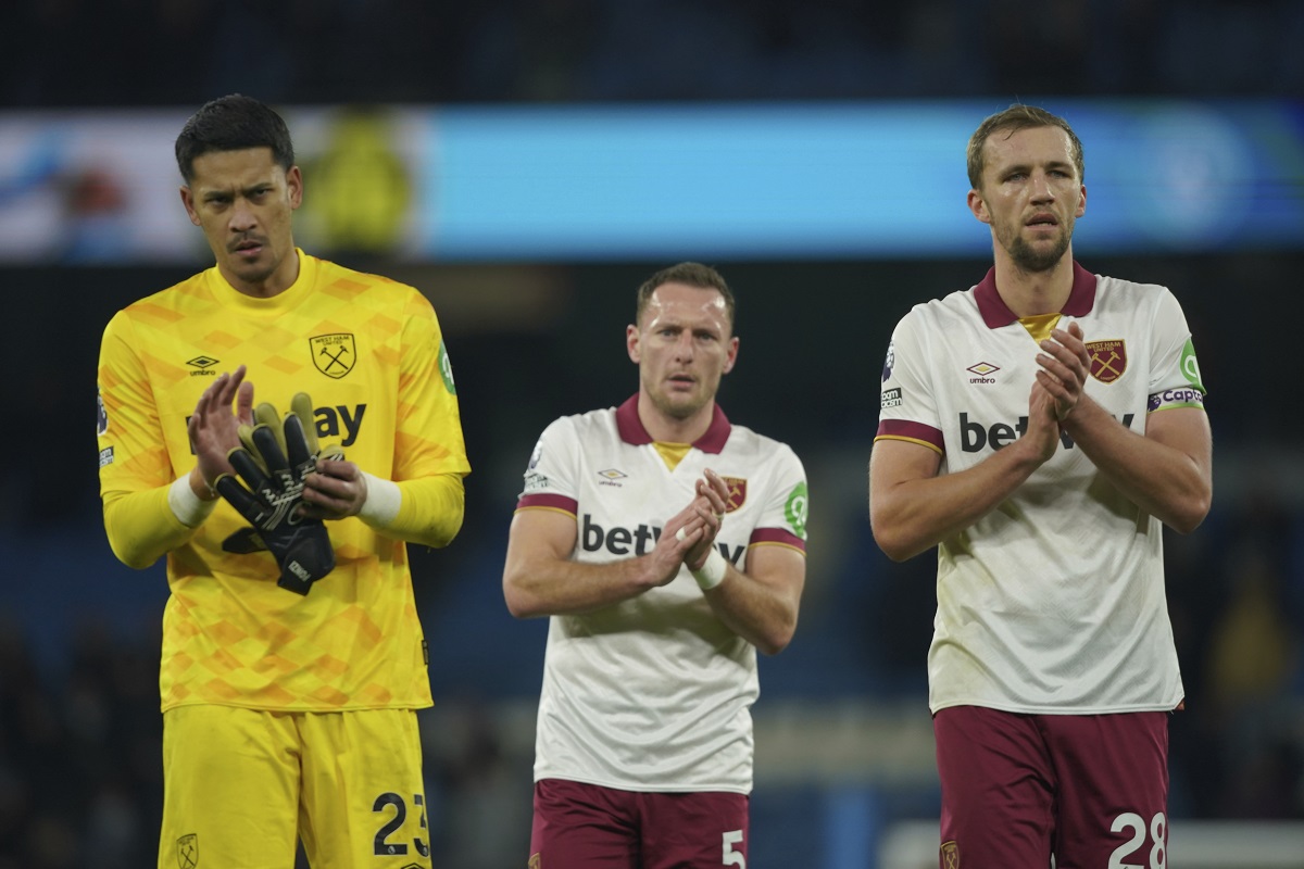 Players of West Ham react to loosing, at the end of a English Premier League soccer match against Manchester City at Etihad stadium in Manchester, England, Saturday, Jan. 4, 2025. (AP Photo/Ian Hodgson)