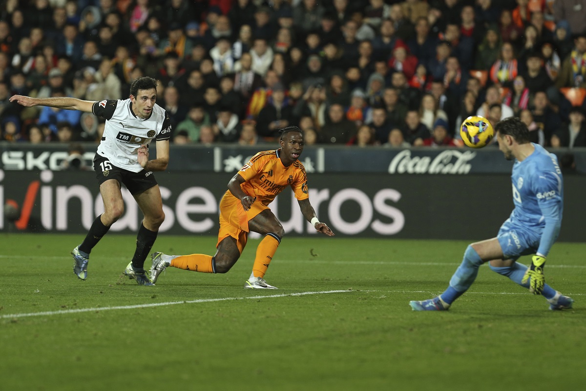 Valencia's goalkeeper Stole Dimitrievski, right, stops a ball to Real Madrid's Vinicius Junior during a Spanish La Liga soccer match at Mestalla stadium in Valencia, Spain, Friday, Jan. 3, 2025. (AP Photo/Alberto Saiz)