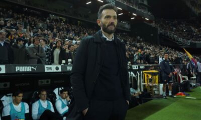 Valencia's coach Carlos Corberan waits for the beginning of a Spanish La Liga soccer match against Real Madrid at Mestalla stadium in Valencia, Spain, Friday, Jan. 3, 2025. (AP Photo/Alberto Saiz)