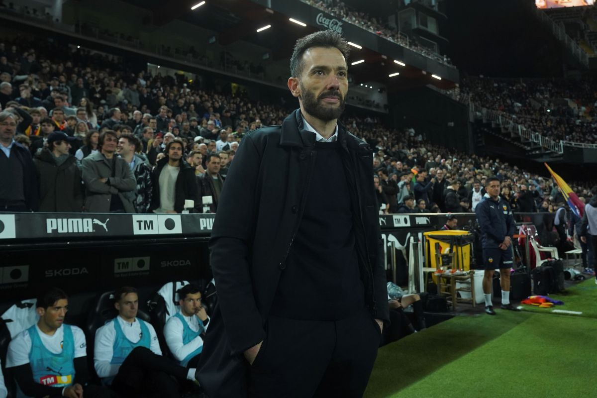 Valencia's coach Carlos Corberan waits for the beginning of a Spanish La Liga soccer match against Real Madrid at Mestalla stadium in Valencia, Spain, Friday, Jan. 3, 2025. (AP Photo/Alberto Saiz)