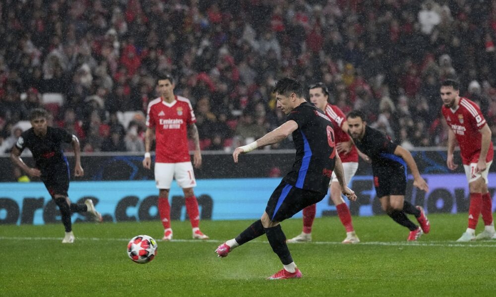 Barcelona's Robert Lewandowski scores his side's third goal from a penalty shot, during a Champions League opening phase soccer match between SL Benfica and FC Barcelona at the Luz stadium in Lisbon, Tuesday, Jan. 21, 2025. (AP Photo/Armando Franca)