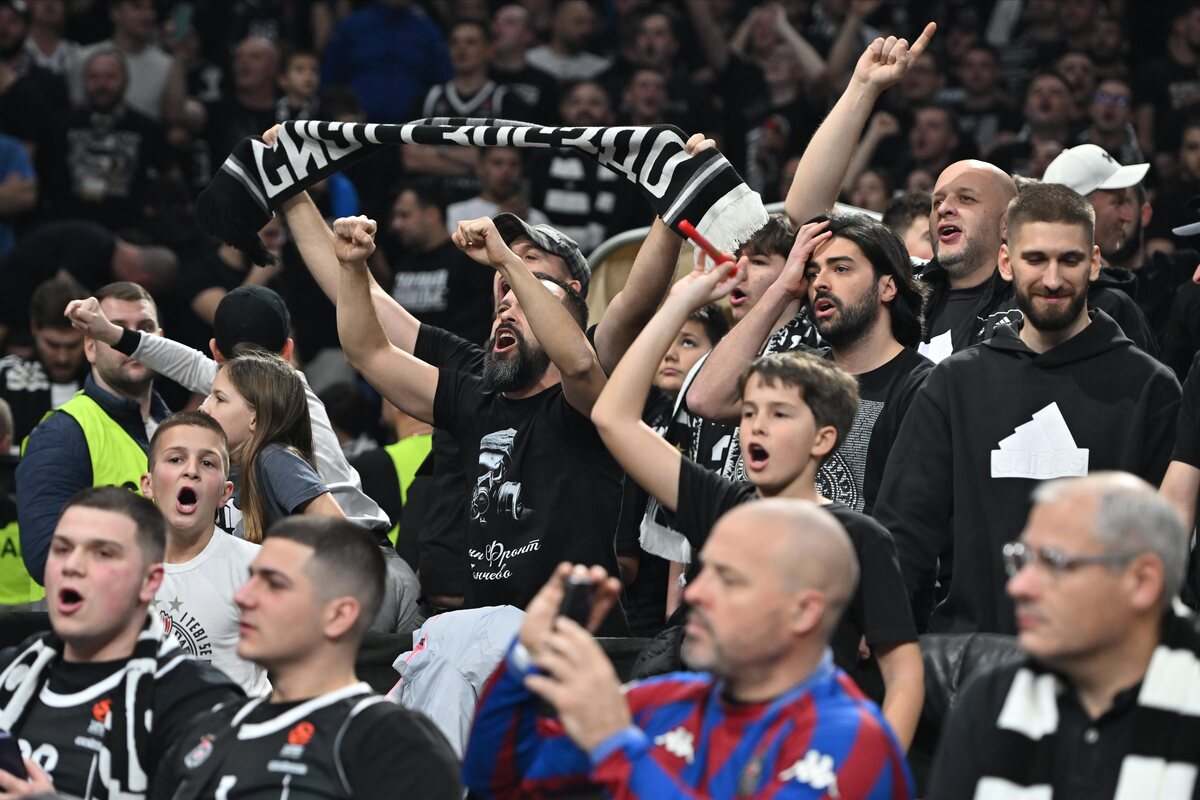 Navijači Partizana na utakmici Evrolige protiv Crvene zvezde u hali Beogradska arena, Beograd 31.01.2025. godine Foto: Marko Metlas Kosarka, Crvena zvezda, Evroliga, Partizan