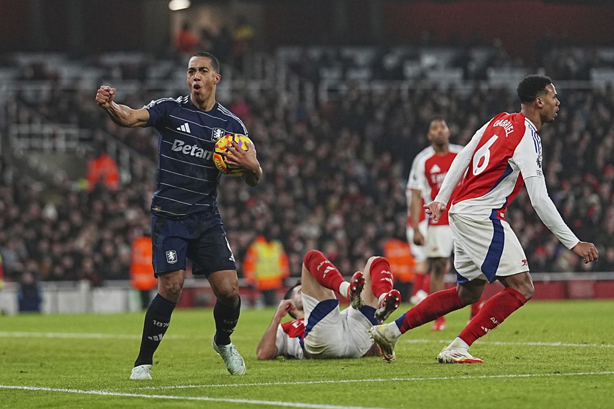 Aston Villa's Youri Tielemans, left, celebrates after scoring his side's opening goal during the English Premier League soccer match between Arsenal and Aston Villa at the Emirates Stadium in London, Saturday, Jan. 18, 2025. (AP Photo/ Dave Shopland)