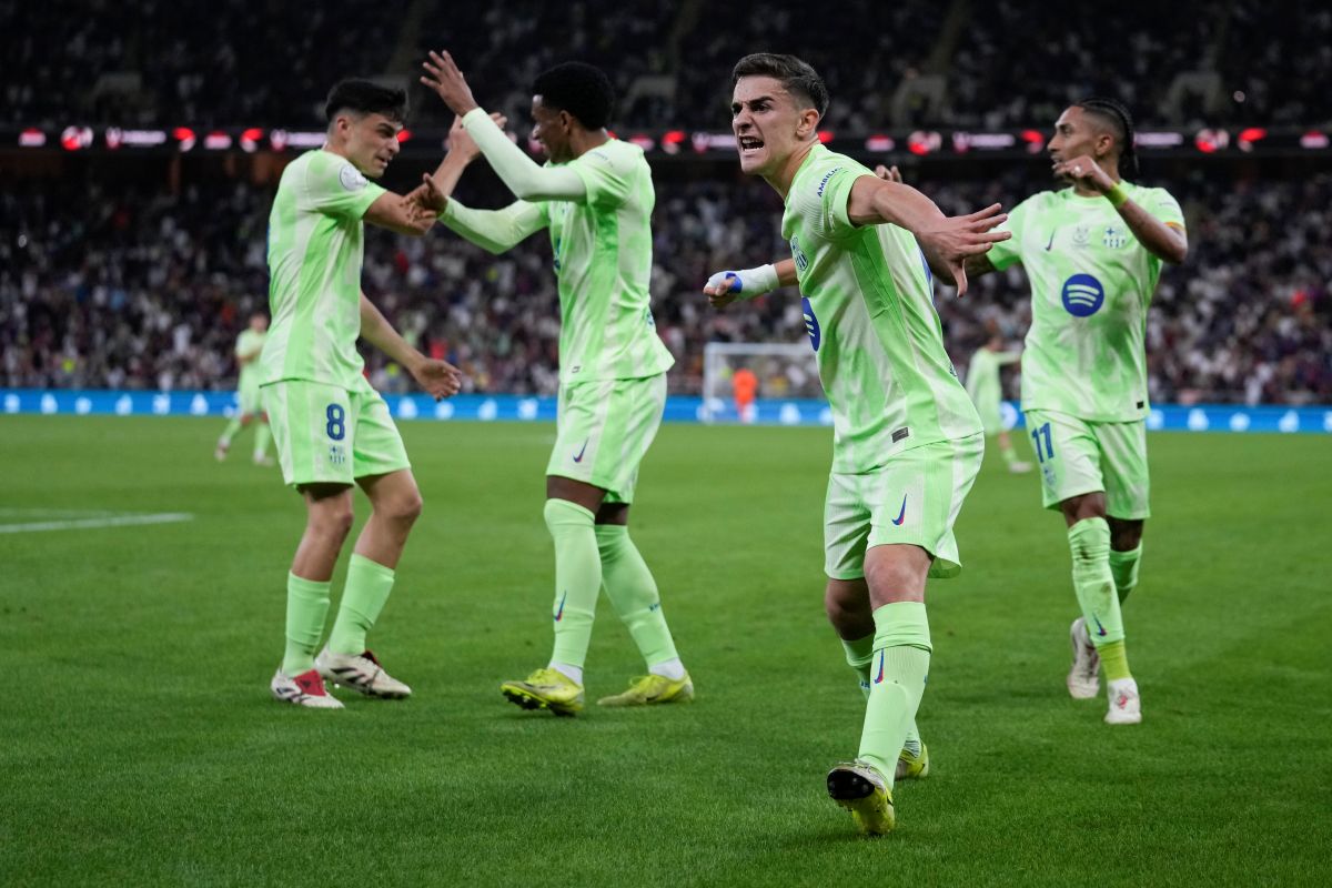 Barcelona's Gavi, front, celebrates after scoring during the Spanish Super Cup semifinal match between Athletic Bilbao and Barcelona in Jeddah, Saudi Arabia, on Wednesday, Jan. 8, 2025. (AP Photo/Altaf Qadri)