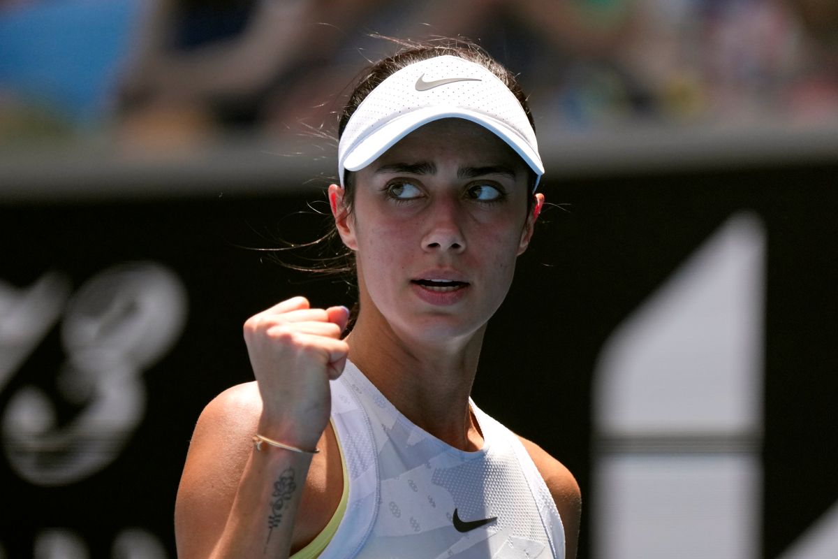 Olga Danilovic of Serbia returns a shot from Paula Badosa of Spain during their fourth round match at the Australian Open tennis championship in Melbourne, Australia, Sunday, Jan. 19, 2025. (AP Photo/Vincent Thian)