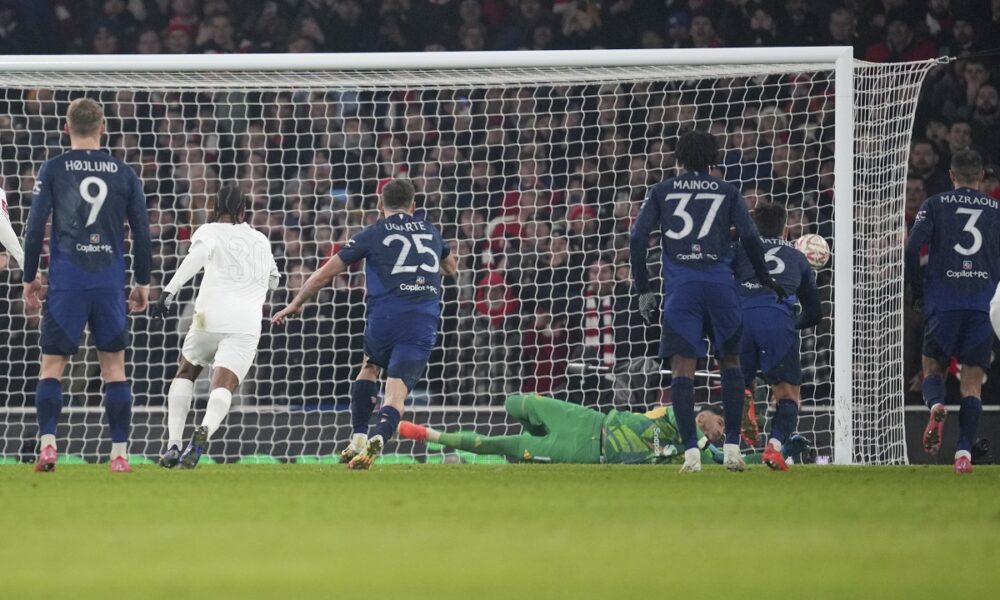 Manchester United's goalkeeper Altay Bayindir saves a penalty kick during the English FA Cup soccer match between Arsenal and Manchester United at the Emirates stadium in London, Sunday, Jan. 12, 2025. (AP Photo/Kin Cheung)