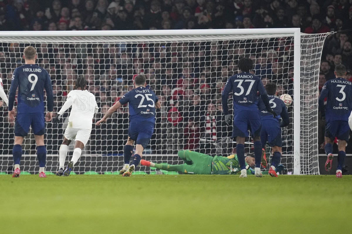 Manchester United's goalkeeper Altay Bayindir saves a penalty kick during the English FA Cup soccer match between Arsenal and Manchester United at the Emirates stadium in London, Sunday, Jan. 12, 2025. (AP Photo/Kin Cheung)