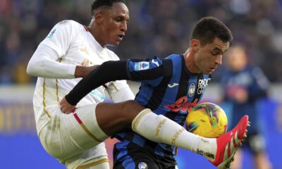 Atalanta's Vanja Vlahovic holds back Cagliari's Terry Mina, left, during the Italian Serie A soccer match between Atalanta and Cagliari at the Gewiss Stadium in Bergamo, Italy, Saturday, Feb. 15, 2025. (Spada/LaPresse via AP)