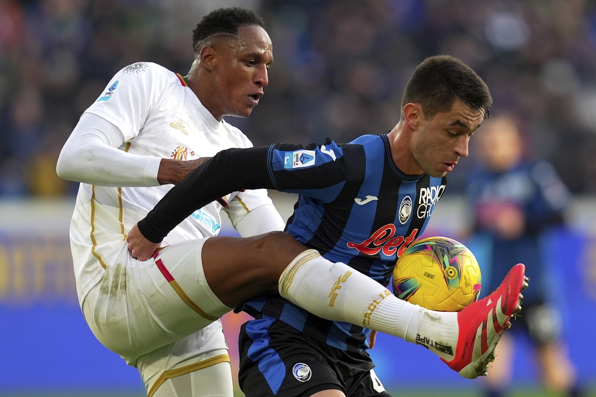 Atalanta's Vanja Vlahovic holds back Cagliari's Terry Mina, left, during the Italian Serie A soccer match between Atalanta and Cagliari at the Gewiss Stadium in Bergamo, Italy, Saturday, Feb. 15, 2025. (Spada/LaPresse via AP)
