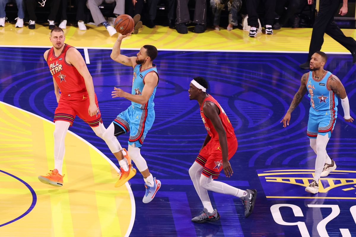 Golden State Warriors guard Stephen Curry shoots between Denver Nuggets center Nikola Jokic, left, and Indiana Pacers forward Pascal Siakam during the NBA All-Star basketball game Sunday, Feb. 16, 2025, in San Francisco. (AP Photo/Jed Jacobsohn)