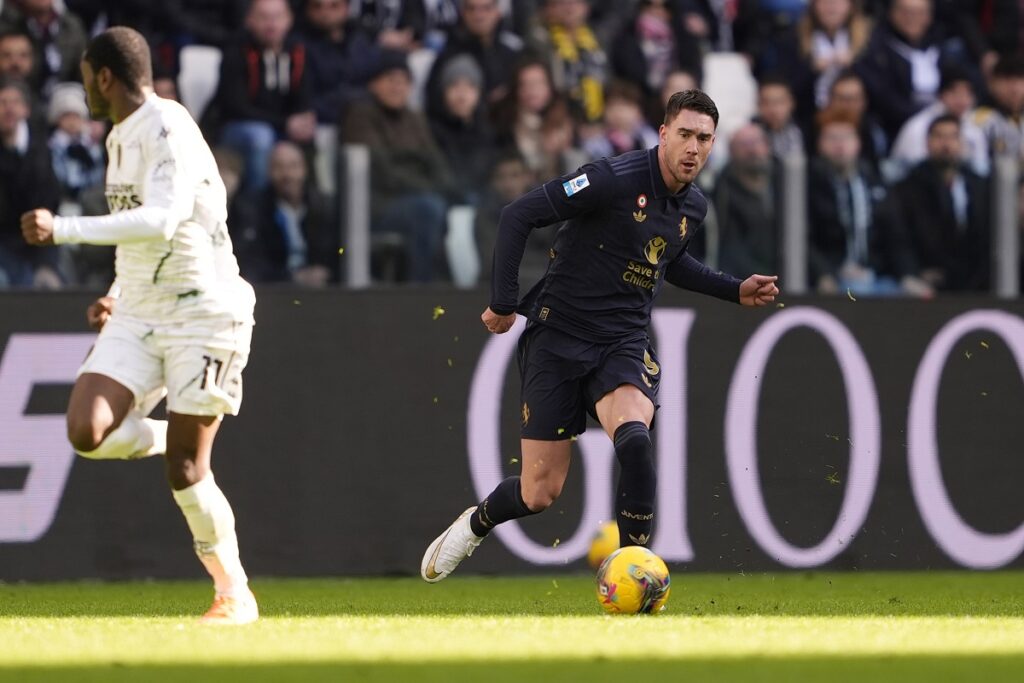 Juventus' Dusan Vlahovic, right, controls the ball during the Serie A soccer match between Juventus and Empoli at the Juventus Stadium in Turin, Italy, Sunday, Feb. 2, 2024. (Fabio Ferrari/LaPresse via AP)