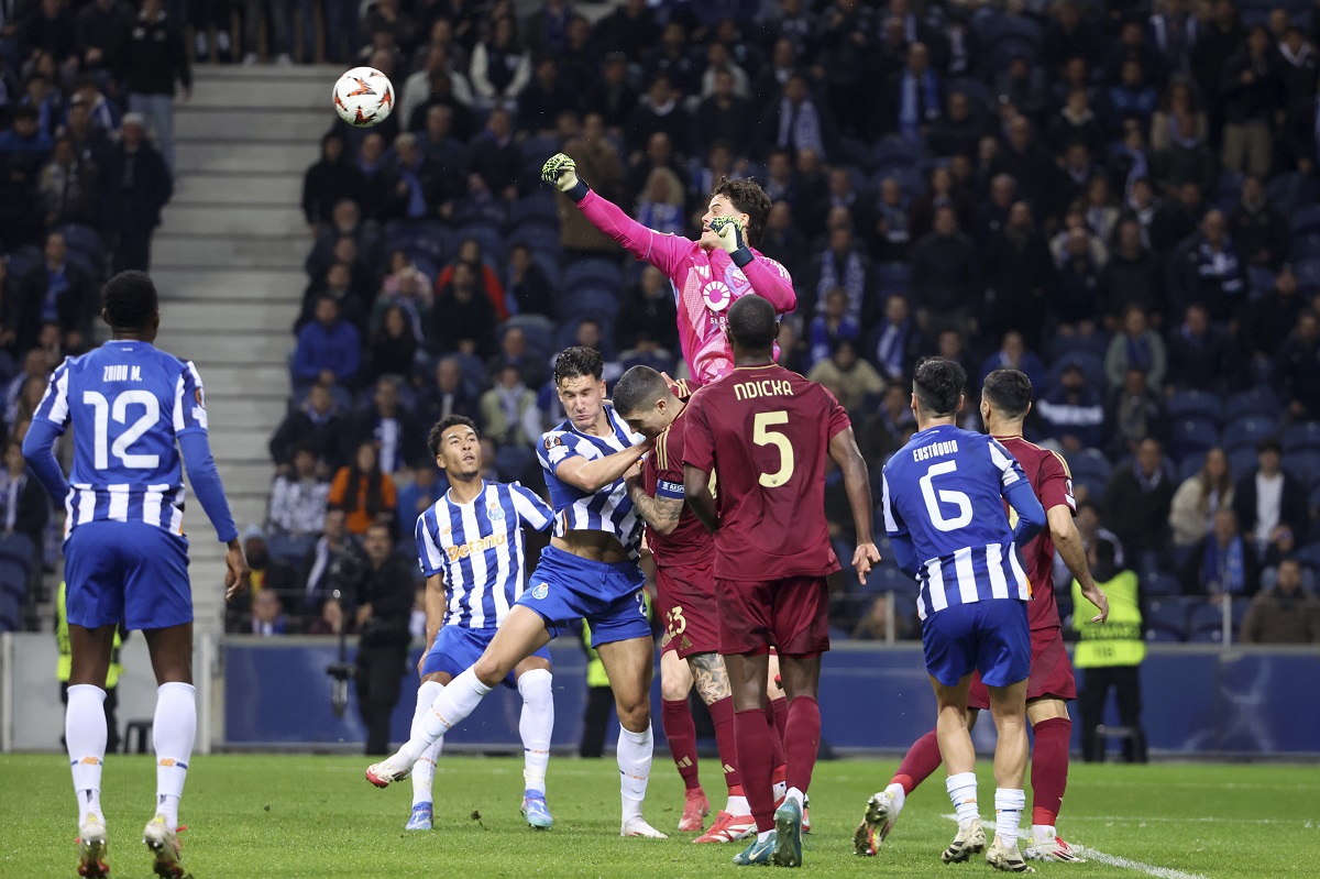 Roma's goalkeeper Mile Svilar punches the ball away during the Europa League playoff first leg soccer match between FC Porto and AS Roma at the Dragao stadium in Porto, Portugal, Thursday, Feb. 13, 2025. (AP Photo/Luis Vieira)