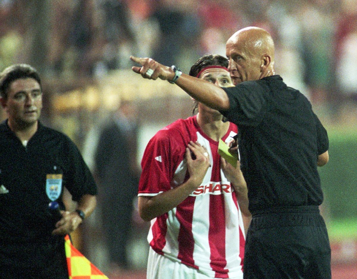 FUDBAL - PIERLUIGI COLLINA - Pjerluidji Kolina, italijanski sudija na utakmici kvalifikacija za Ligu sampiona Crvena zvezda protiv PSV Ajndhovena, i MARKO PANTELIC. Beograd, 11.08.2004. photo:T.Mihajlovic