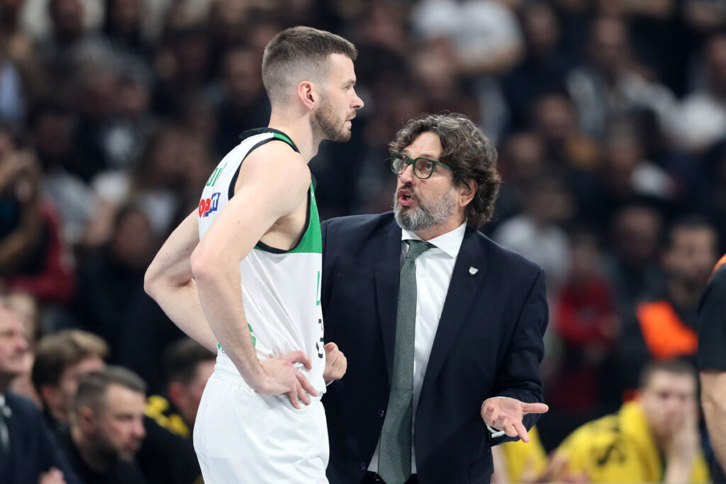 TOMAS DIMSA i ANDREA TRINCHIERI Andrea Trinkieri bivsi trener kosarkasa Partizana na utakmici Evrolige protiv Zalgirisa Kaunas u hali Stark Beogradska arena, Beograd 26.01.2024. godine Foto: Marko Metlas Kosarka, Partizan, Evroliga, Zalgiris Kaunas