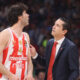 MILOS TEODOSIC i IOANNIS SFAIROPOULOS Janis Sferopulos trener kosarkasa Crvene zvezde na utakmici Evrolige protiv Olimpijakosa Pirej u hali Stark Beogradska arena, Beograd 04.04.2024. godine Foto: Marko Metlas Kosarka, Crvena zvezda, Evroliga, Olimpijakos Pirej