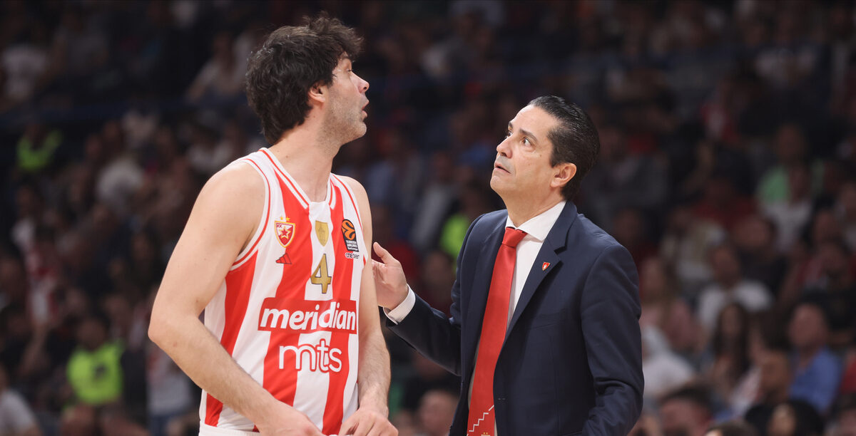 MILOS TEODOSIC i IOANNIS SFAIROPOULOS Janis Sferopulos trener kosarkasa Crvene zvezde na utakmici Evrolige protiv Olimpijakosa Pirej u hali Stark Beogradska arena, Beograd 04.04.2024. godine Foto: Marko Metlas Kosarka, Crvena zvezda, Evroliga, Olimpijakos Pirej