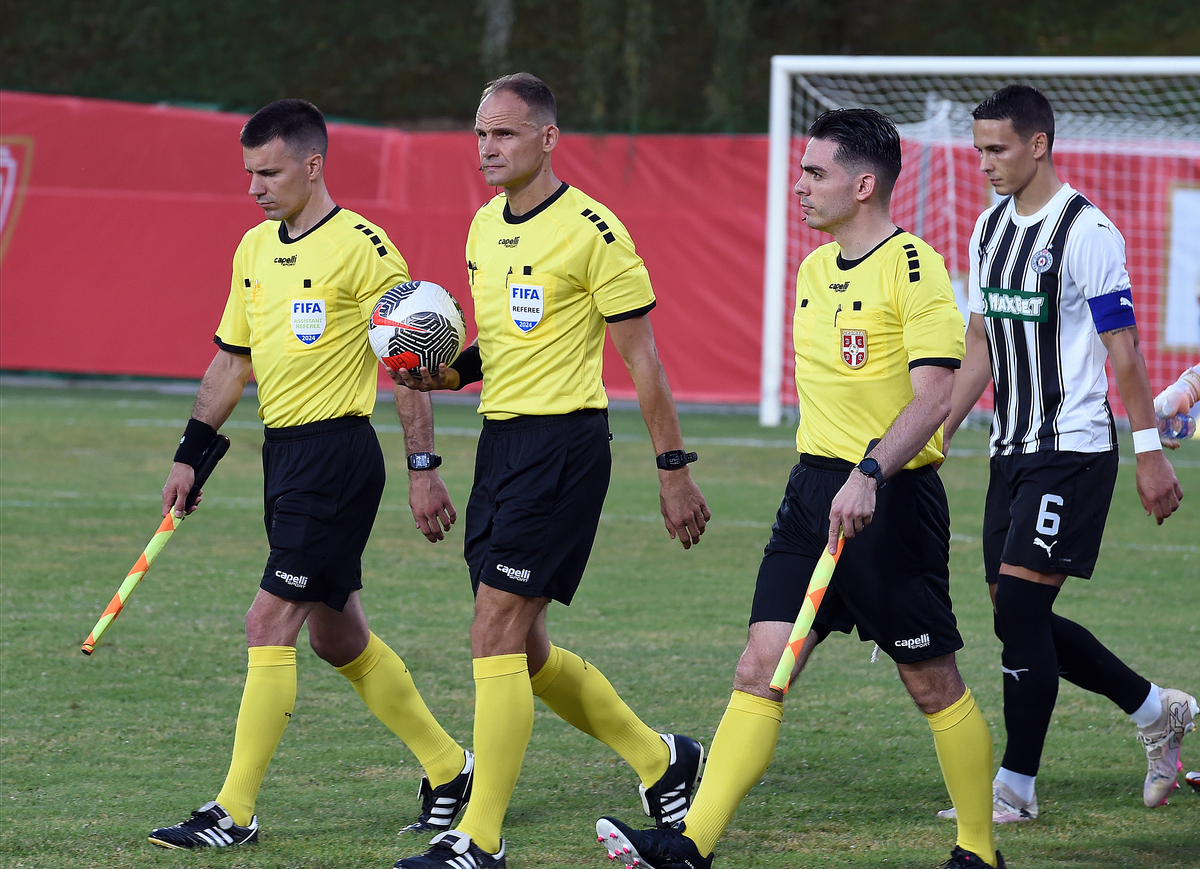 NENAD MINAKOVIC glavni sudija i pomocnici NIKOLA BOROVIC i BOSKO BOZOVIC, na prvenstvenoj utakmici Jedinstvo - Partizan, na stadionu Dragan Dzajic. Ub, 27.07.2024. foto: Nebojsa Parausic Fudbal, Jedinstvo, Partizan