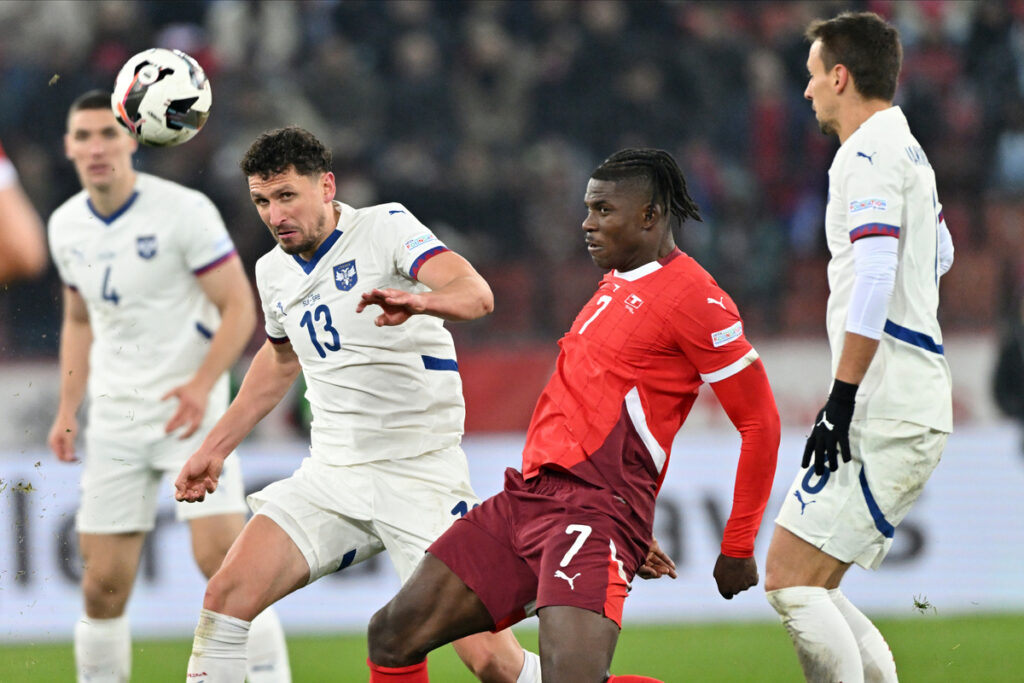 MILOS VELJKOVIC fudbaler reprezentacije Srbije na utakmici UEFA Lige nacija protiv BREEL EMBOLO Bril Embolo iz Svajcarske na stadionu Lecigrund, Cirih 15.11.2024. godine Foto: Marko Metlas Fudbal, Reprezentacija, Srbija, Svajcarska, UEFA Liga nacija