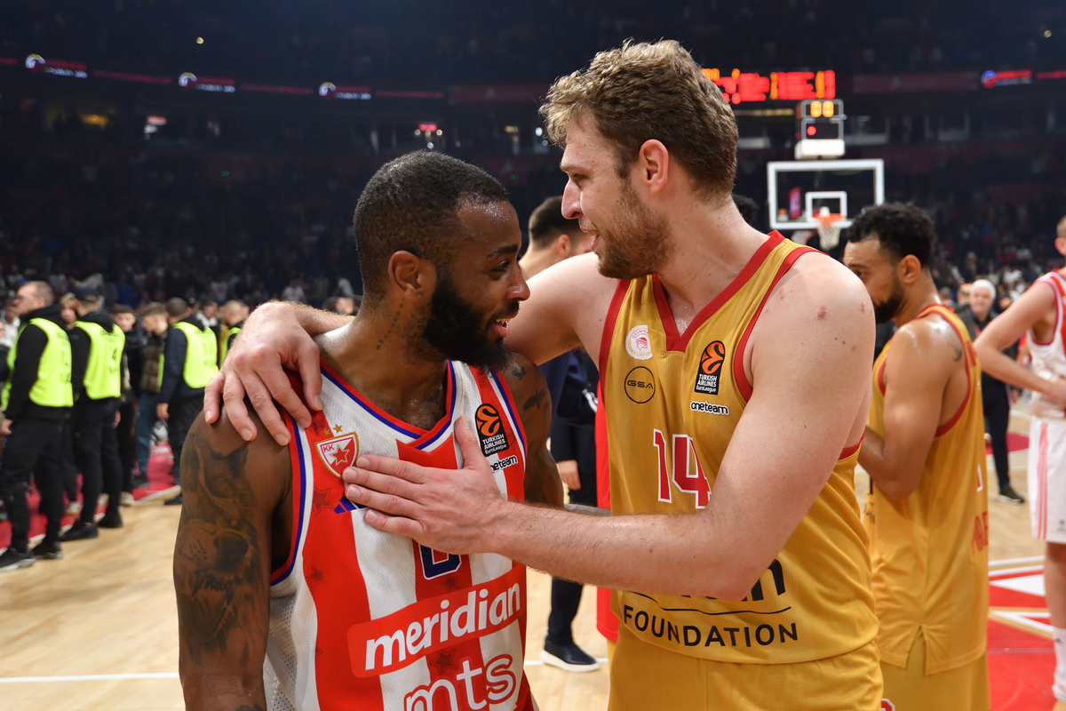 CODI MILLER MCINTYRE Kodi Miler Mekintajer kosarkas Crvene zvezde na utakmici Evrolige protiv SASHA VEZENKOV Sasa Vezenkov iz Olimpijakosa Pirej u hali Beogradska arena, Beograd 13.12.2024. godine Foto: Marko Metlas Kosarka, Crvena zvezda, Evroliga, Olimpijakos Pirej