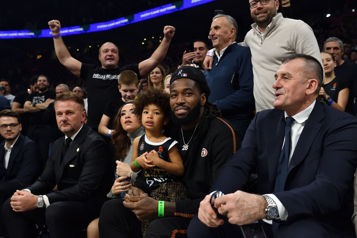 OSTOJA MIJAILOVIC predsednik, MATHIAS LESSORT Matijas Lesor bivsi kosarkas Parizana sa sinom MATSON, ZORAN SAVIC sportski direktor na utakmici Evrolige protiv Crvene zvezde u hali Beogradska arena, Beograd 31.01.2025. godine Foto: Marko Metlas Kosarka, Crvena zvezda, Evroliga, Partizan