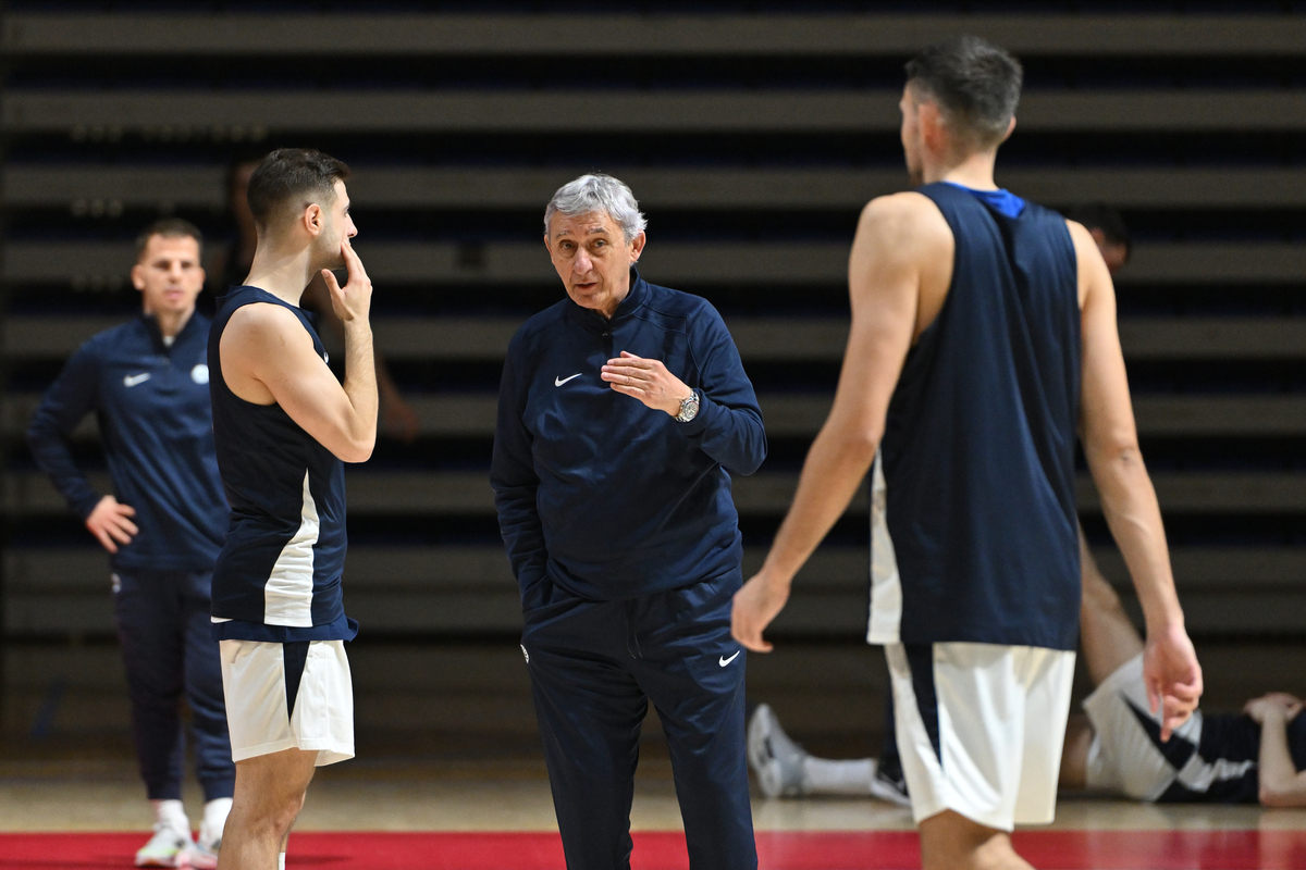 MIHAILO PETROVIC i SVETISLAV PESIC selektor i trener kosarkasa reprezentacije Srbije na treningu pred utakmicu kvalifikacija za FIBA Evropsko prvenstvo 2025 u hali Aleksandar Nikolic Pionir, Beograd 18.02.2025. godine Foto: Marko Metlas Kosarka, Srbija, Kvalifikacije za Evropsko prvenstvo 2025