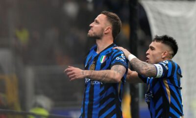 Inter Milan's Marko Arnautovic, left, celebrates with Inter Milan's Lautaro Martinez after scoring his side's second goal during the Serie A soccer match between Inter Milan and Fiorentina at the San Siro stadium, in Milan, Italy, Monday, Feb. 10, 2025. (AP Photo/Luca Bruno)