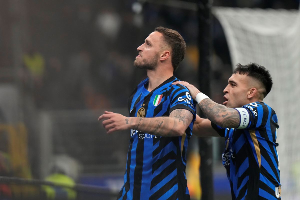 Inter Milan's Marko Arnautovic, left, celebrates with Inter Milan's Lautaro Martinez after scoring his side's second goal during the Serie A soccer match between Inter Milan and Fiorentina at the San Siro stadium, in Milan, Italy, Monday, Feb. 10, 2025. (AP Photo/Luca Bruno)