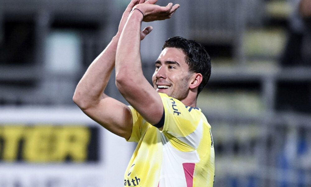 Juventus's Dusan Vlahovic celebrates scoring during the Serie A soccer match between Cagliari Calcio and Juventus at the Unipol Domus in Cagliari, Sardinia, Italy, Sunday Feb. 23, 2025. (Gianluca Zuddas/LaPresse via AP)