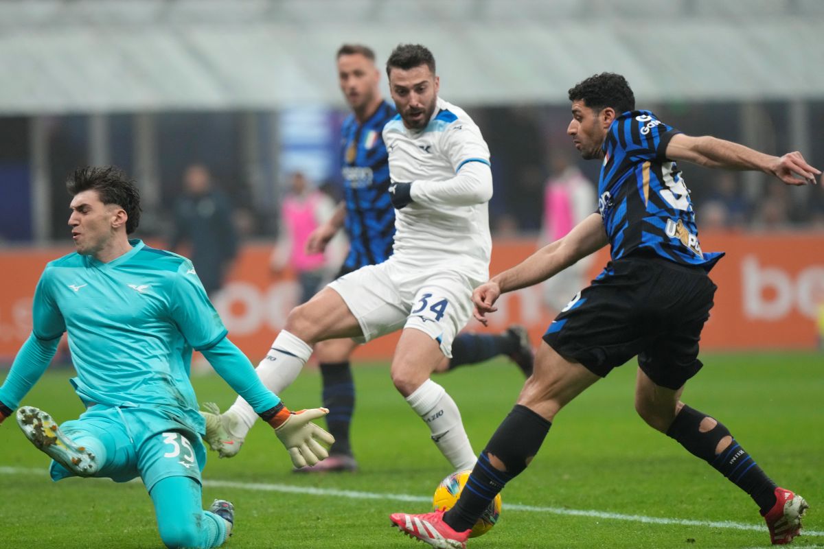 Inter Milan's Mehdi Taremi, right, makes an attempt to score during an Italian Cup quarter final soccer match between Inter Milan and Lazio, at the San Siro stadium in Milan, Italy, Tuesday, Feb. 25, 2025. (AP Photo/Luca Bruno)