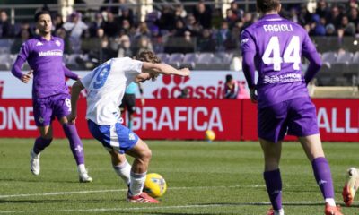 Como's Nico Paz scores during the Serie A soccer match between Fiorentina and Como at the Artemio Franchi stadium in Florence, Italy, Sunday, Feb. 16, 2025. (Marco Bucco/LaPresse via AP)