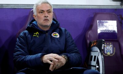 enerbahce's head coach Jose Mourinho, left, during the Europa League playoff second leg soccer match between Anderlecht and Fenerbahce at the RSC Anderlecht stadium in Brussels, Thursday, Feb. 20, 2025. (AP Photo/Omar Havana)