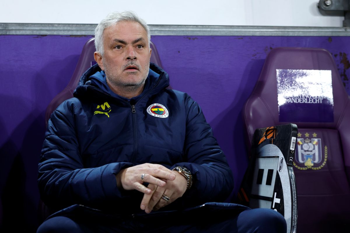 enerbahce's head coach Jose Mourinho, left, during the Europa League playoff second leg soccer match between Anderlecht and Fenerbahce at the RSC Anderlecht stadium in Brussels, Thursday, Feb. 20, 2025. (AP Photo/Omar Havana)