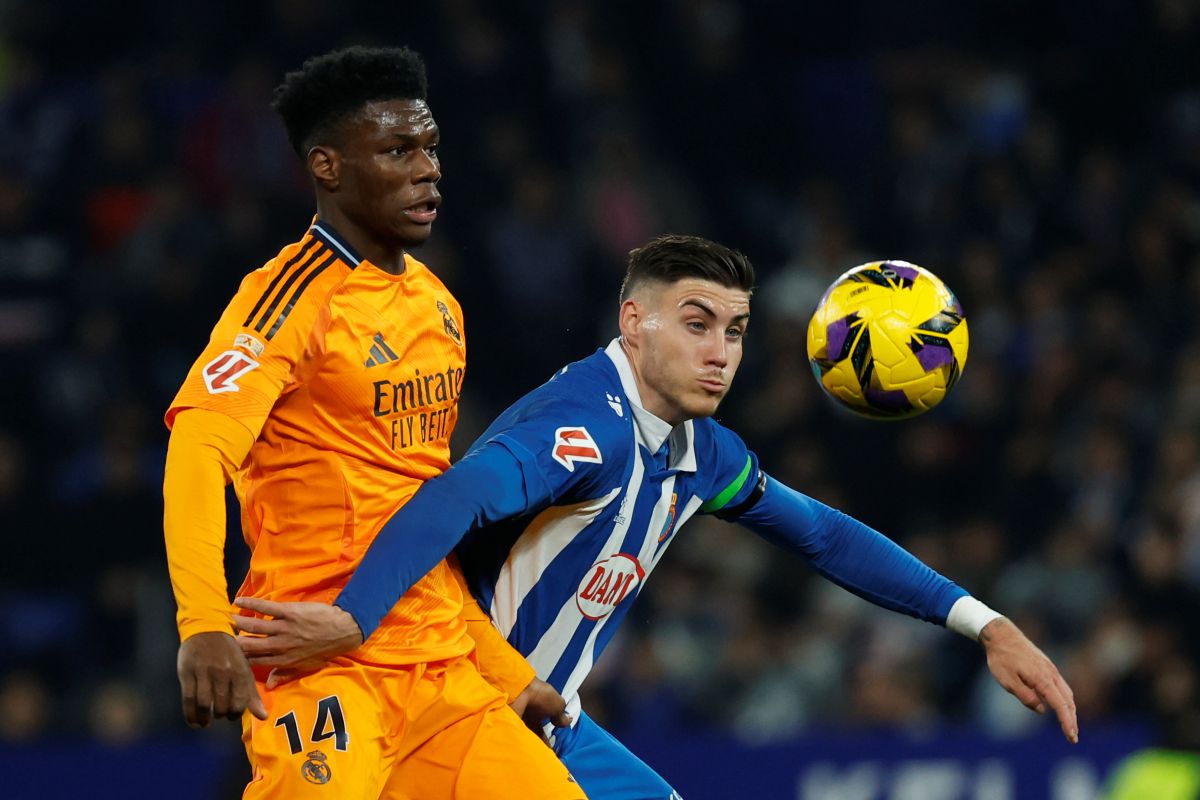 Real Madrid's Aurelien Tchouameni, left, challenges for the ball with Espanyol's Roberto Fernandez during a Spanish La Liga soccer match between Espanyol and Real Madrid at the Lluis Companys Olympic Stadium in Barcelona, Spain, Saturday Feb.1, 2025. (AP Photo/Joan Monfort)