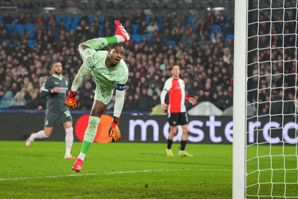 AC Milan's goalkeeper Mike Maignan dives to save a shot during the Champions League playoff first leg soccer match between Feyenoord and AC Milan, at the De Kuip stadium, in Rotterdam, Netherlands, Wednesday, Feb. 12, 2025. (AP Photo/Peter Dejong)