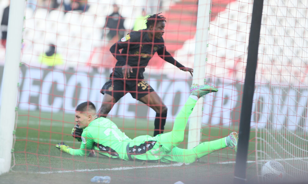 fudbaler Partizana na utakmici Mocart Superlige protiv Crvene zvezde na stadionu Rajko Mitic, Beograd 22.02.2025. godine Foto: Ivica Veselinov / MN PRESS FUDBAL, FOOTBALL, MOZZART SUPERLIGA, CRVENA ZVEZDA, RED STAR, NATIONAL CHAMPIONSHIP, PRVENSTVO SRBIJE, PARTIZAN, DERBI