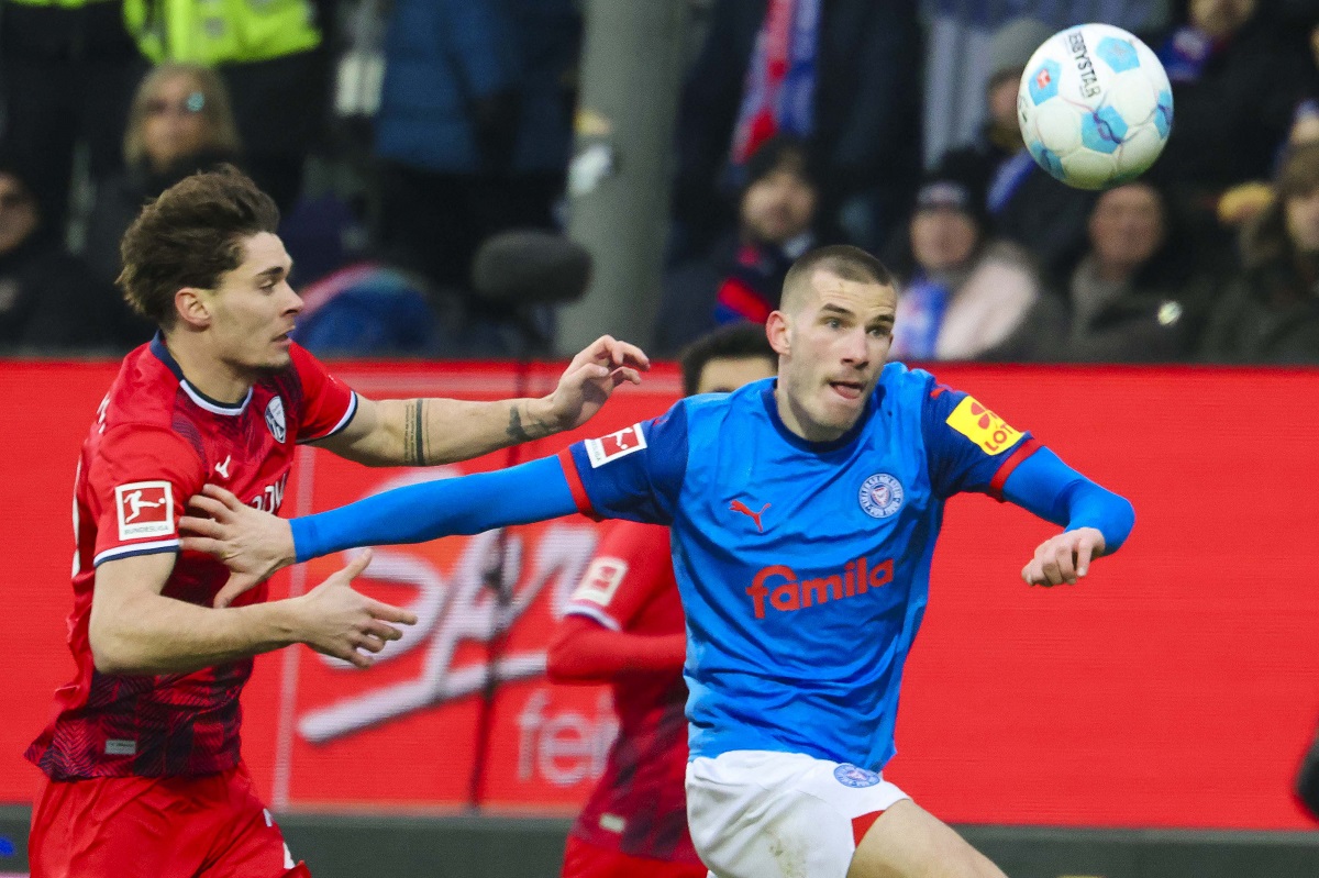 Bochum's Moritz Broschinski, left, and Kiel's David Zec in action during the Bundesliga soccer match between Holstein Kiel - VfL Bochum at the Holstein-Stadion, Kiel, Germany, Sunday Feb. 9, 2025. (Frank Molter/dpa via AP)