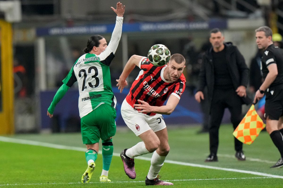 AC Milan's Strahinja Pavlovic, right, challenges for the ball with Feyenoord's Anis Hadj Moussa during Champions League, playoff second leg soccer match between AC Milan and Feyenoord, at the San Siro stadium in Milan, Italy, Tuesday, Feb.18, 2025. (AP Photo/Luca Bruno)