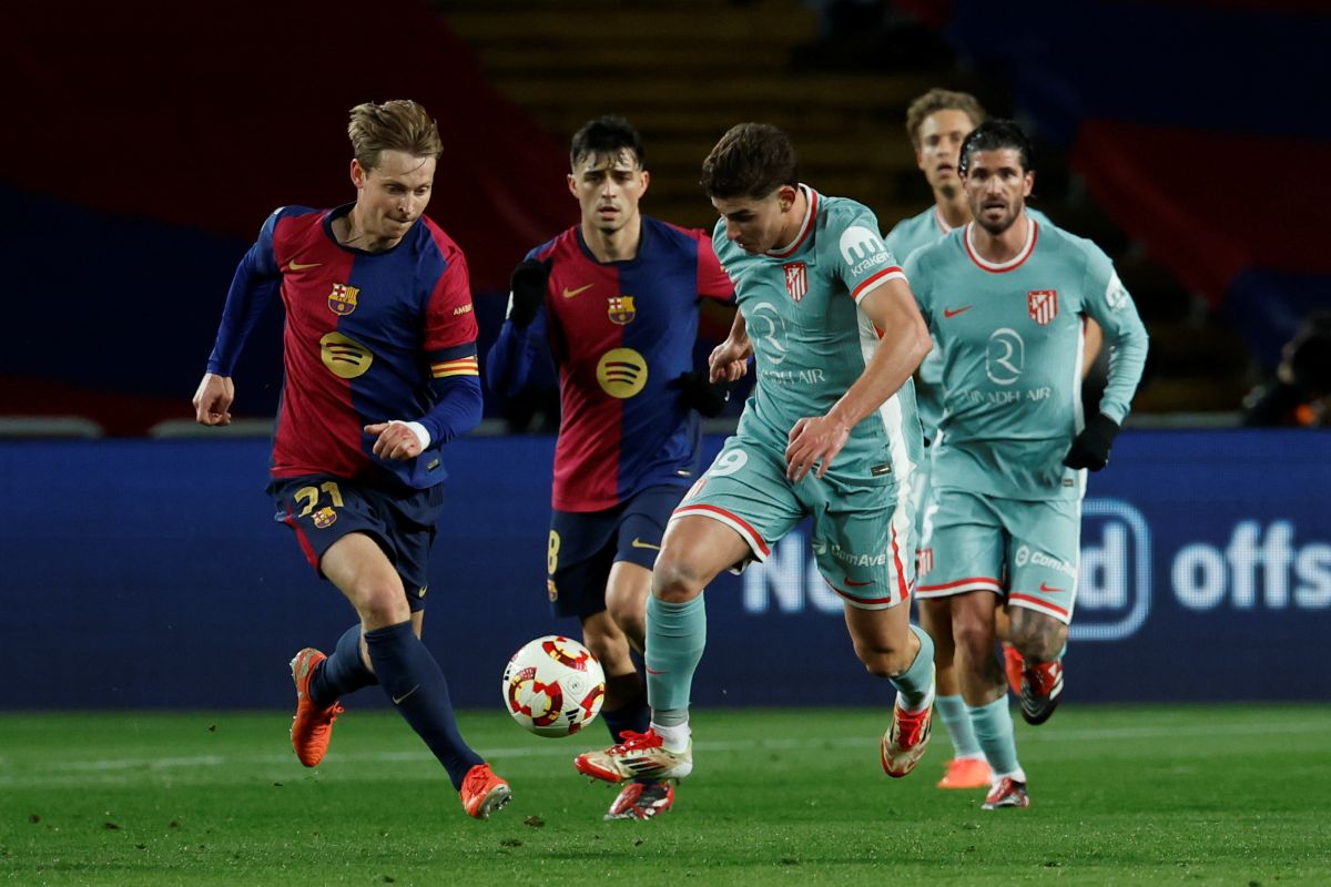 Barcelona's Frenkie de Jong, left, and Atletico Madrid's Julian Alvarez run for the ball during a Spanish Copa del Rey, or King's Cup, the semi-final soccer match between Barcelona and Atletico Madrid in Barcelona, Spain, Tuesday, Feb. 25, 2025. AP Photo/Joan Monfort)