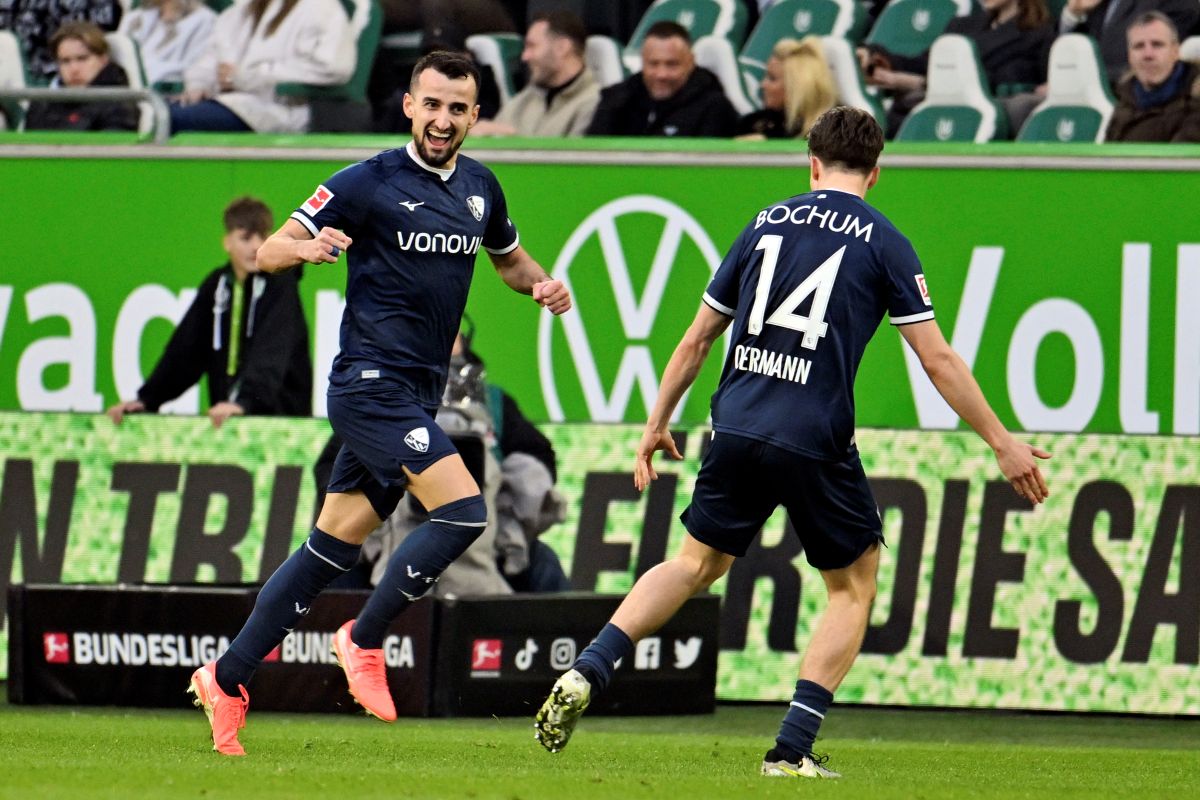 Bochum's Erhan Masovic, left, celebrates scoring during the Bundesliga soccer match between VfL Wolfsburg and VfL Bochum at Volkswagen Arena, Wolfsburg, Germany, Saturday Feb. 22, 2025. (Swen Pförtner/dpa via AP)