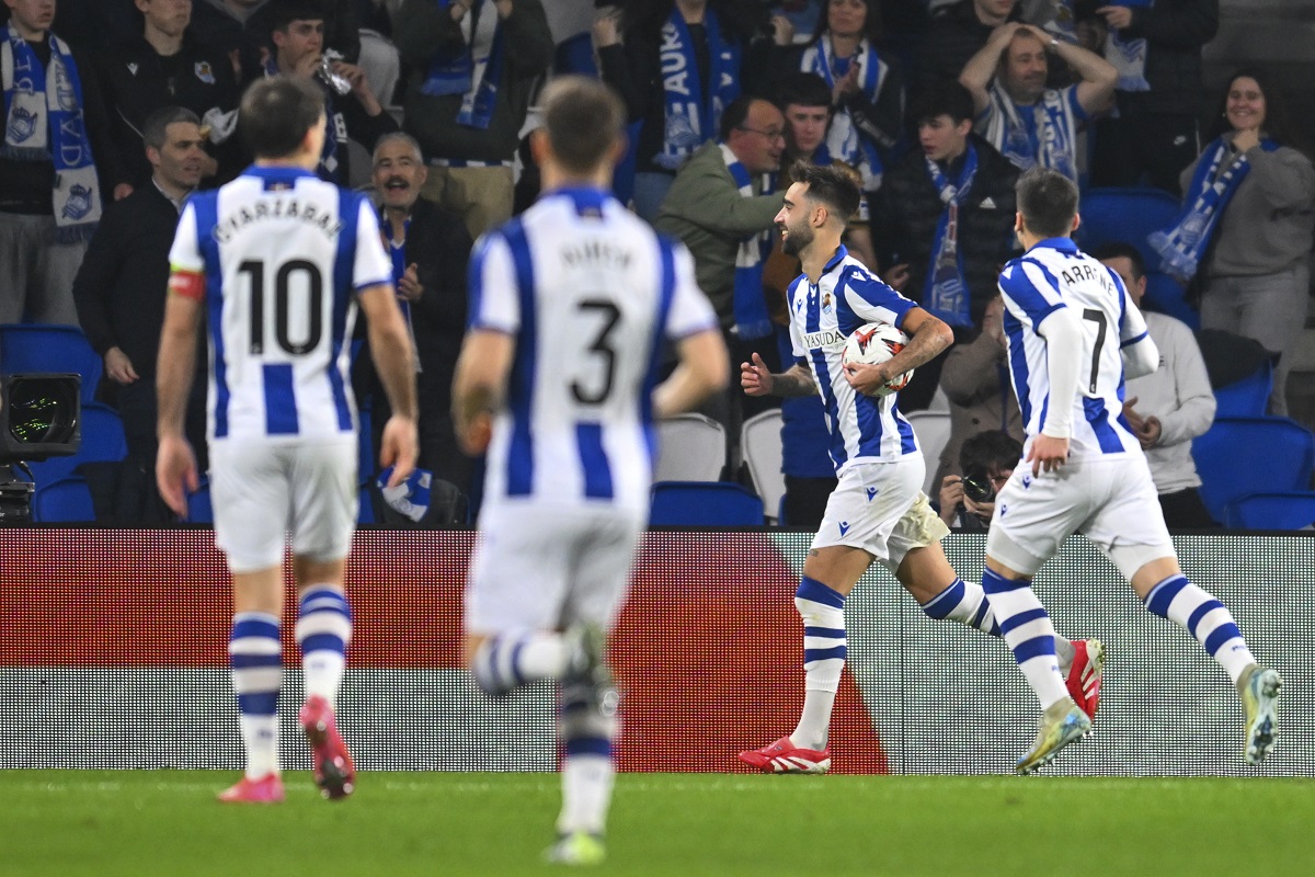 Real Sociedad's Brais Mendez, second right, celebrates with teammates after scoring the opening goal during the Europa League playoff second leg soccer match between Real Sociedad and Midtjylland at the Anoeta stadium, in San Sebastian, Spain, Thursday, Feb. 20, 2025. (AP Photo/Miguel Oses)